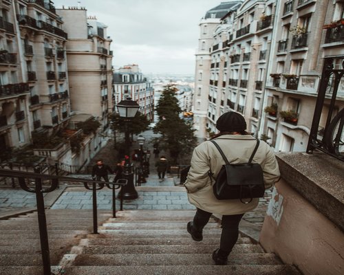 Mujer subiendo las escaleras en la ciudad