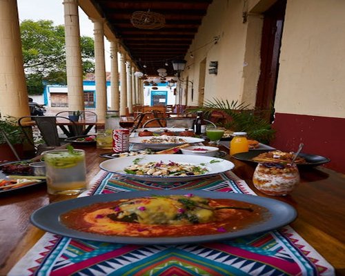 Ingredientes frescos y comida casera en una mesa